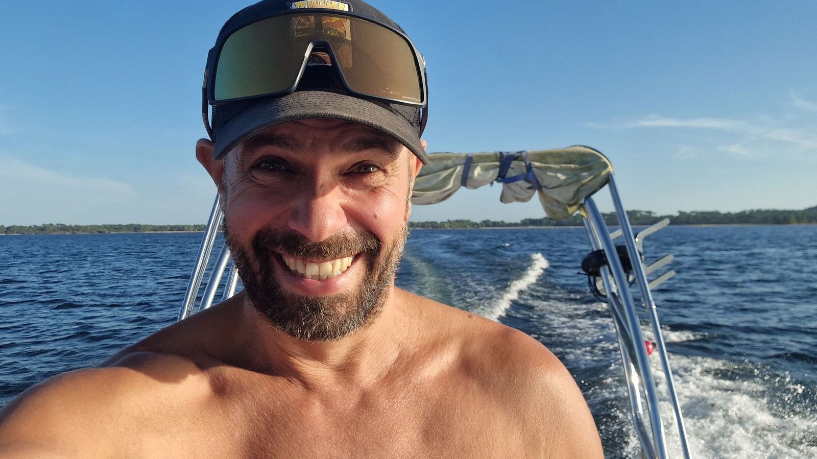 Jérôme souriant à bord au coucher du soleil