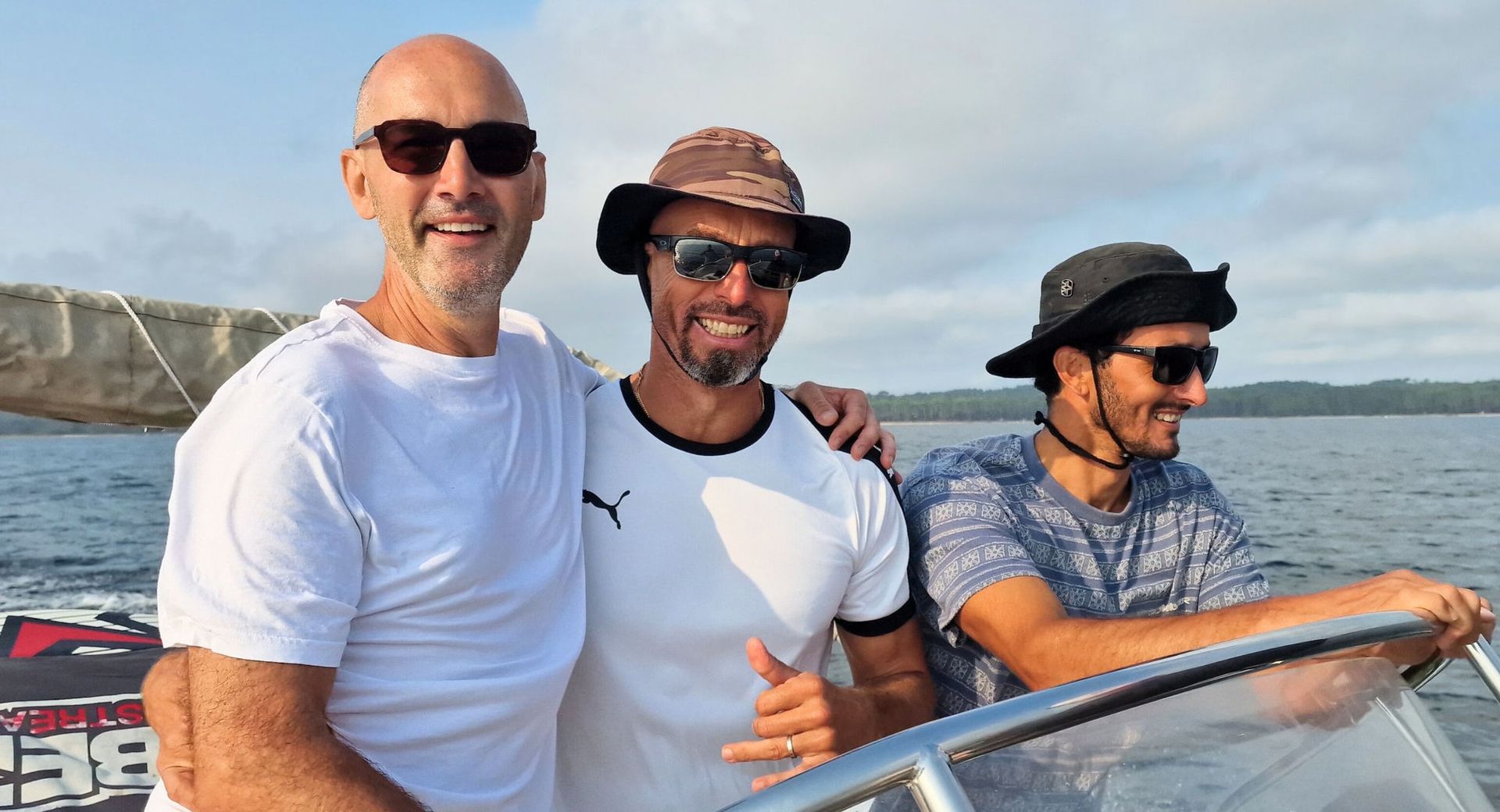 Groupe souriant à bord au lever du jour